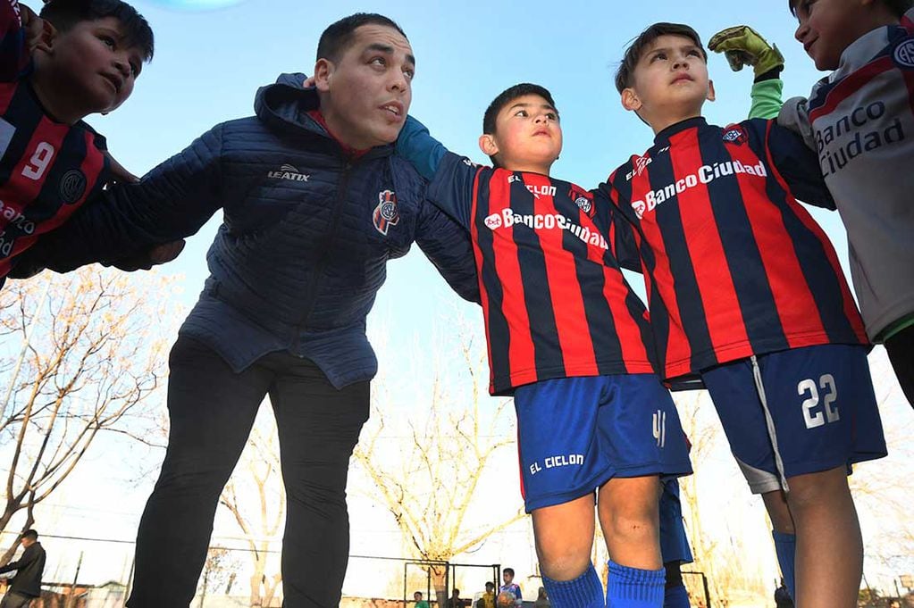 Diego Medina es recolector de residuos de día y profe de fútbol por la tarde. Hace 5 años abrió su propia escuelita de fútbol en Bermejo.