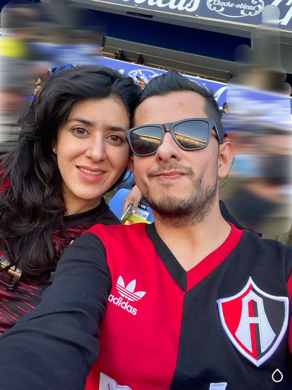 Tragedia en el fútbol mexicano: el desgarrador relato de un hincha que escapó de la cancha con su esposa de milagro. Foto: Twitter @betovaldivia7