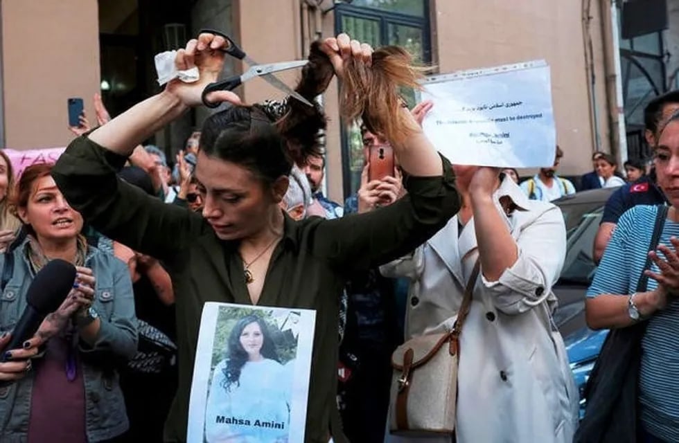 Imagen clave de las protestas feministas por la muerte de Mahsa Amini en Irán: el corte de pelo por la vía violenta es una ofensa a Dios en el islam.