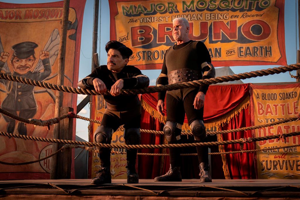 Mark Povinelli y Ron Perlman en "El callejón de las almas perdidas", de Guillermo del Toro