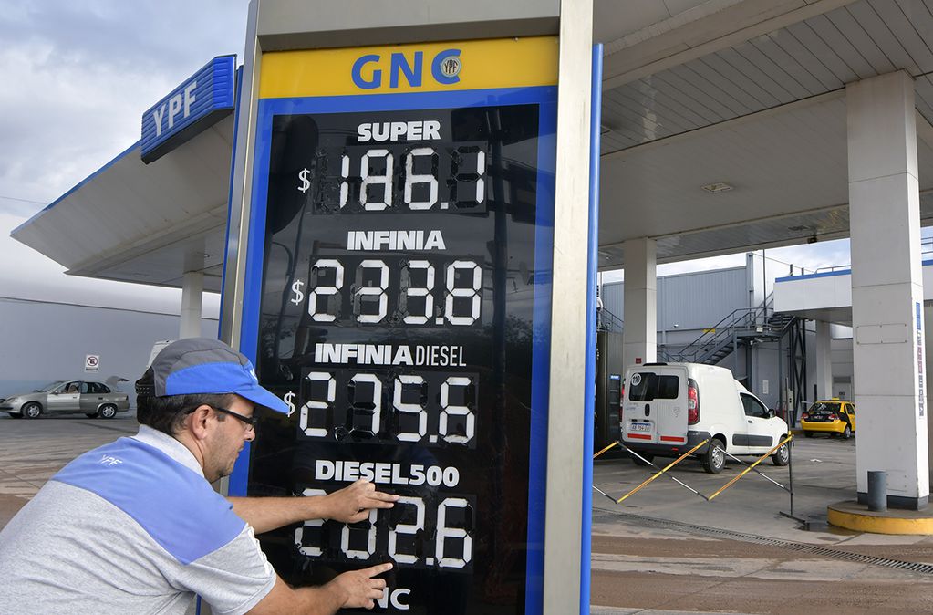 El Gobierno volvió a postergar el impuesto a los combustibles hasta julio. / Foto: Orlando Pelichotti