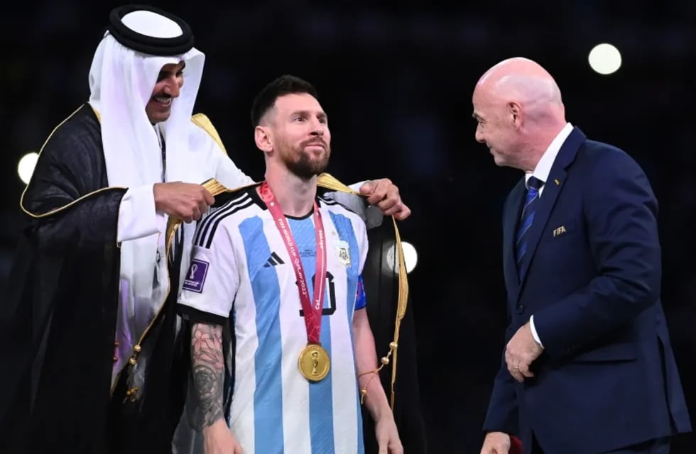 El emir de Qatar que le puso la capa negra a Messi estaría de incógnito en Argentina.