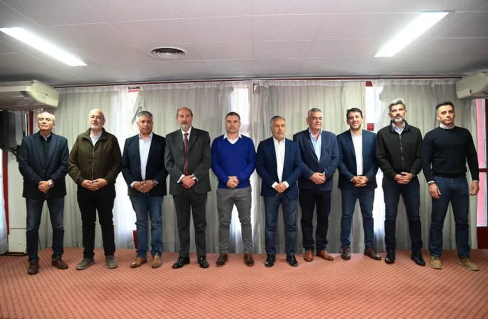 El gobernador Alfredo Cornejo encabezó el lanzamiento del programa Mendoza Futura, acompañado por siete intendentes. Foto: Prensa Mendoza
