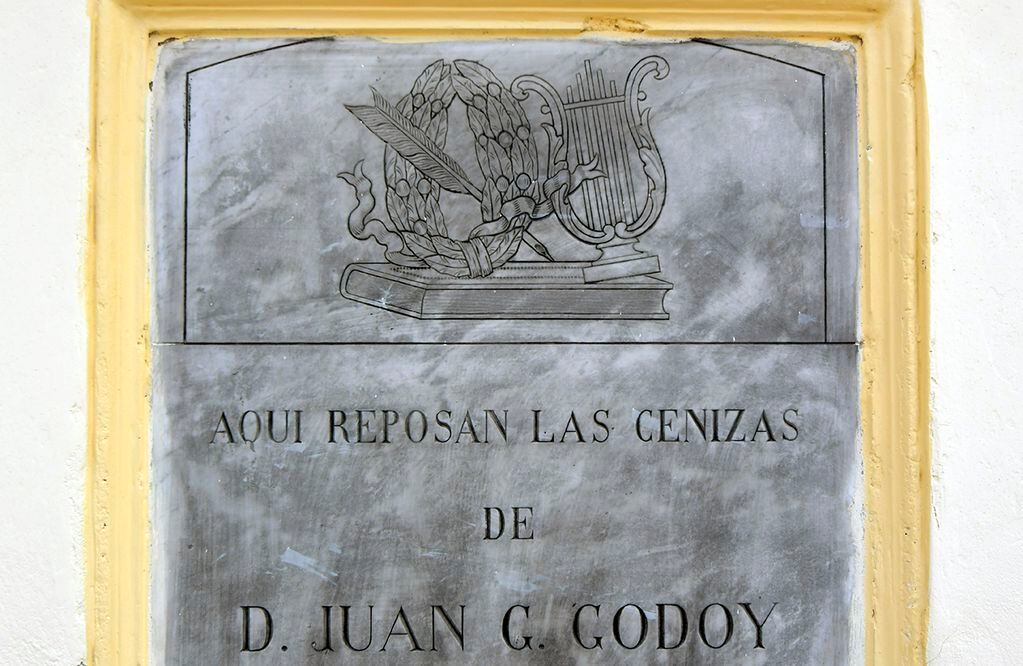 Detalle del panteón de Juan G Godoy 
Foto:  Orlando Pelichotti
