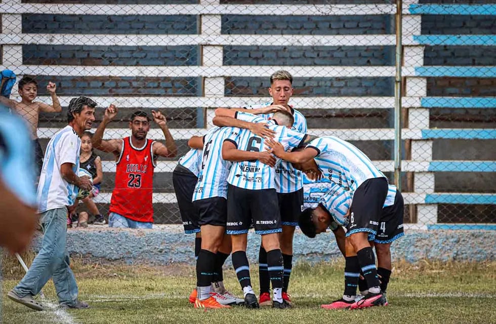 Fútbol Liga Mendocina Club Atlético Argentino vs. Luzuriaga. El festejo de los jugadores de Argentino. Foto: Gentileza Valentina Villalobos.