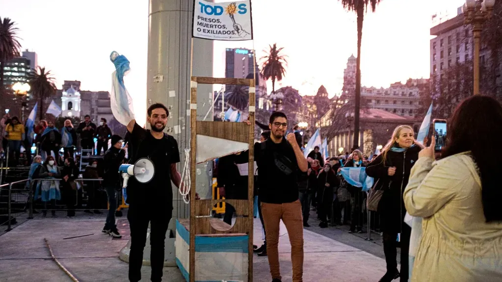 Protestas de Revolución Federal. En la imagen se ve a su líder Jonathan Morel portando un megáfono al lado de la guillotina.