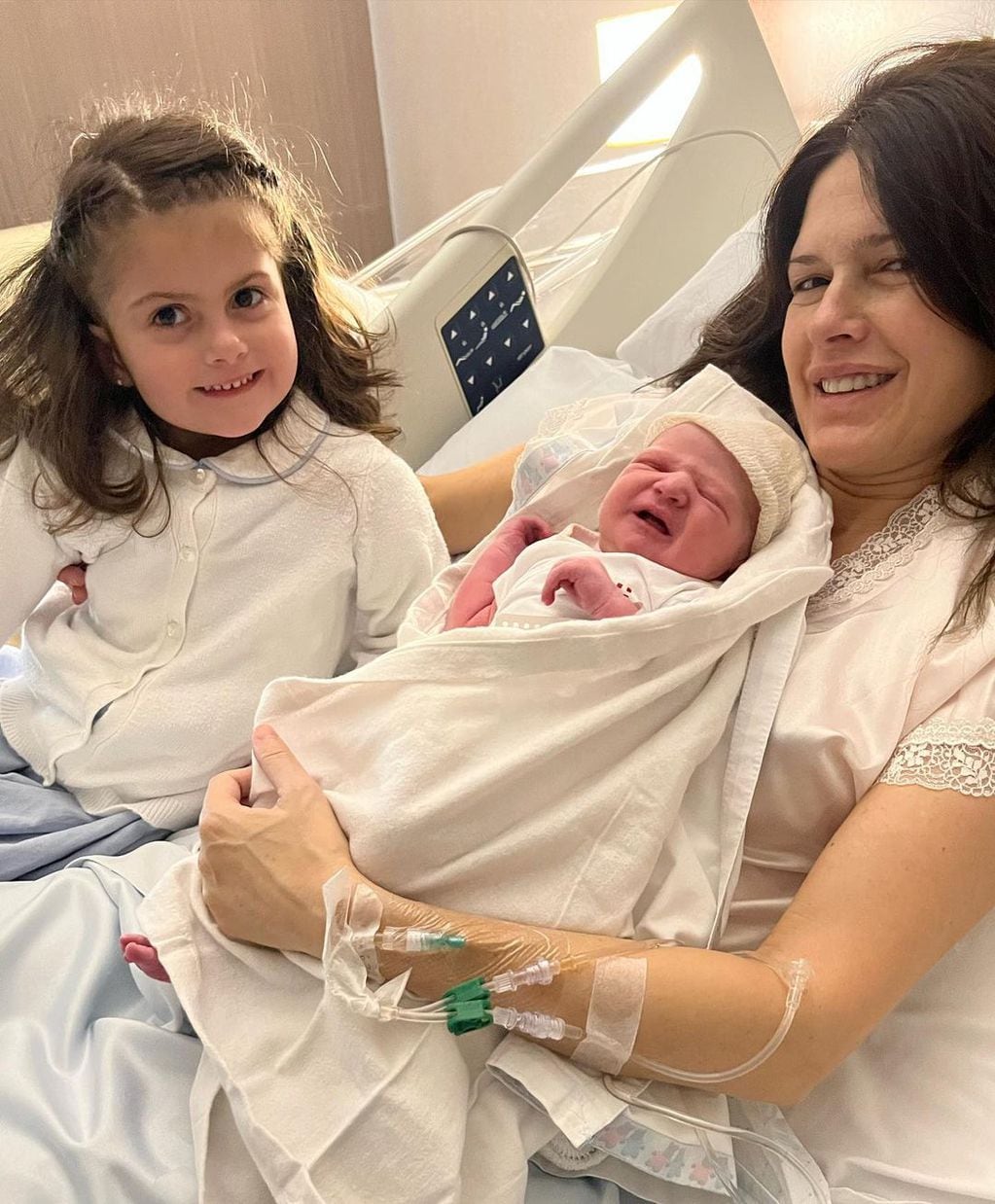 Isabel Macedo recibió el alta tras dar a luz a su segunda hija Julia