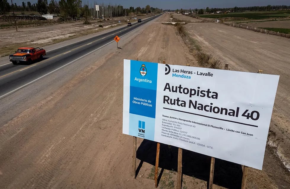 Obras Autopista Ruta Nacional 40

Las obras de la ruta 40 que une Mendoza con San Juan fueron inauguradas hace casi dos meses, pero todavía no se ven avances significativos.  