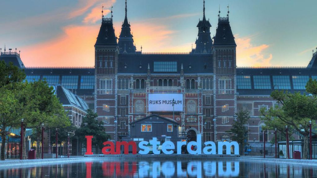 Uno de los sitios más famosos de Ámsterdam es el Barrio Rojo. La prostitución es legal en Holanda desde el año 2000