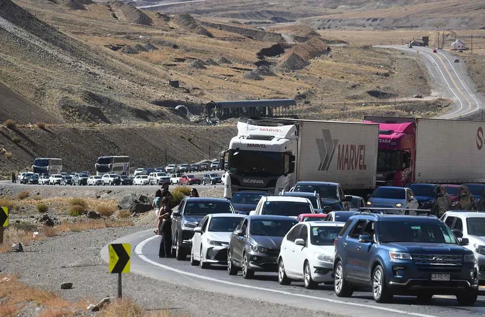 Largas colas de vehículos con al menos 9 horas de espera para poder pasar a Chile. La fila de automóviles alcanzaba unos 8 Km para llegar al peaje del túnel Internacional e ingresar al vecino país
Foto: José Gutierrez / Los Andes