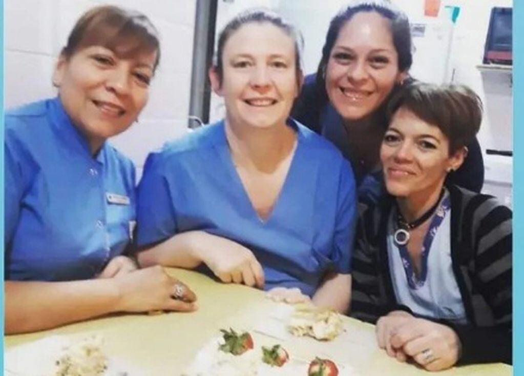 Elizabeth (primera de la derecha) junto a sus compañeras del Hospital Churruca