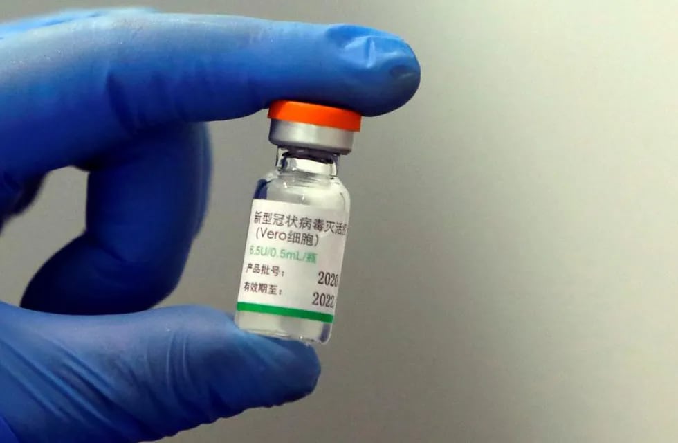 La OMS dijo que las vacunas chinas Sinopharm y Sinovac requieren tres dosis. / Foto: AP