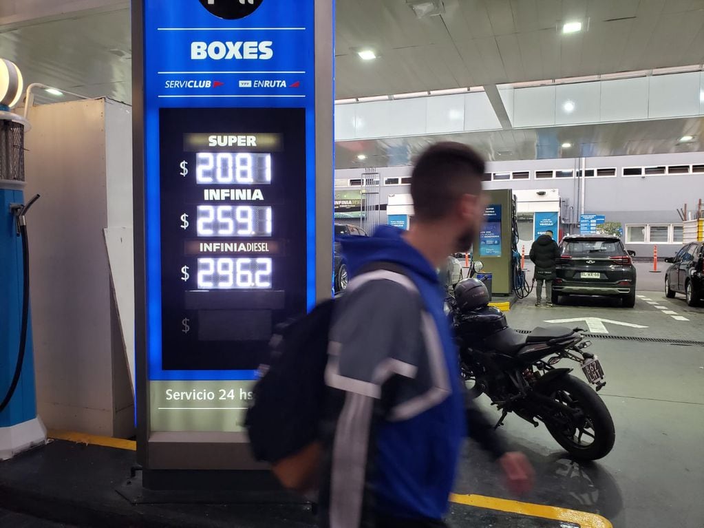 Aumentaron los combustibles de YPF: los nuevos precios en Mendoza (Ignacio Blanco / Los Andes)