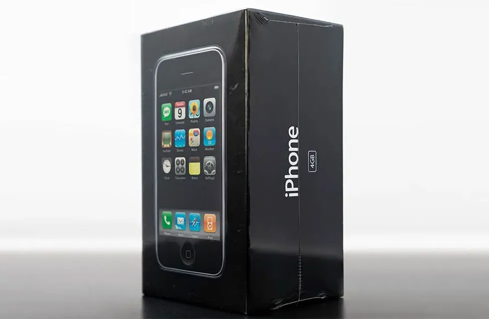 Subastaron el primer iPhone que salió a la venta y pagaron una fortuna por el dispositivo.
