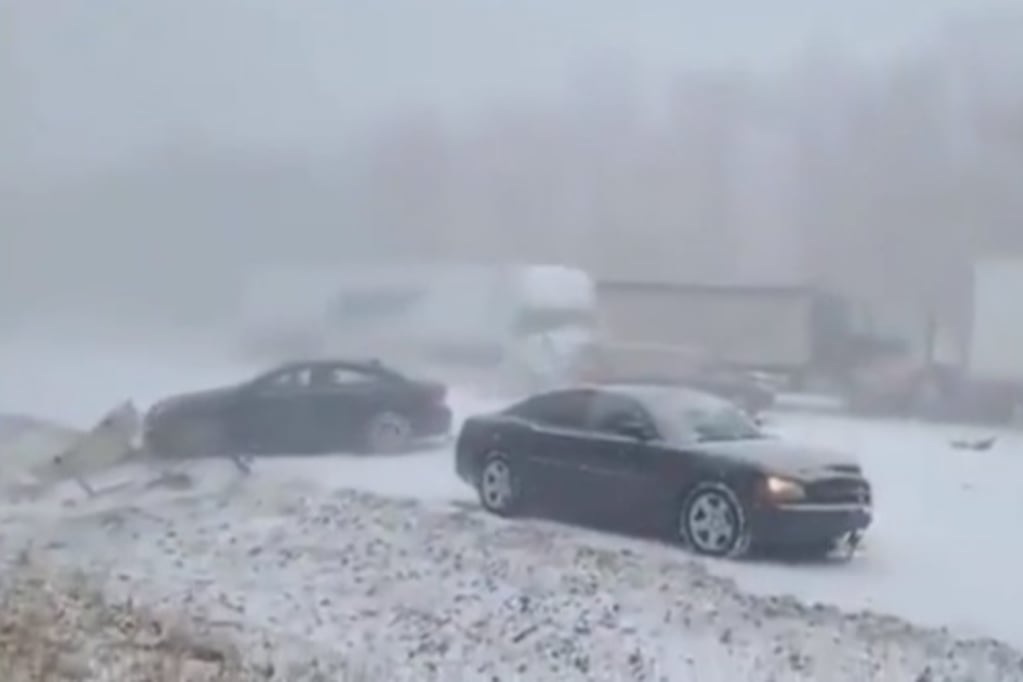 Seis personas fallecieron luego de que 80 vehículos chocaran en una autopista de Estados Unidos.