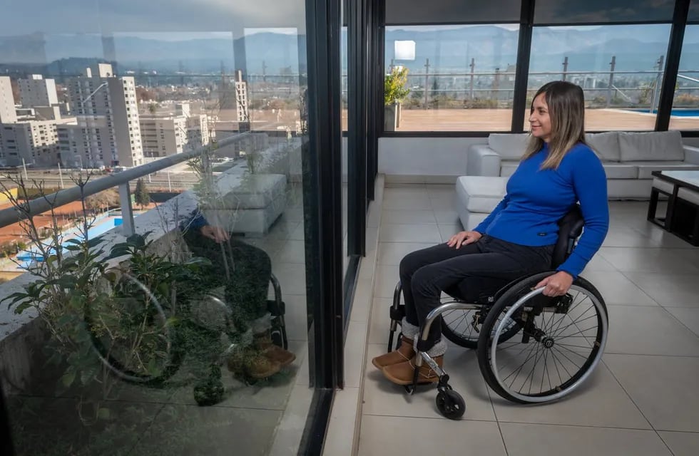 Natalia Acevedo a los 16 años tuvo un accidente de auto, sufrió aplastamiento de medula y quedó en silla de ruedas, ahora tiene 37 años es licenciada en sistemas y a través de sus redes sociales alienta a personas con discapacidad a seguir adelante.