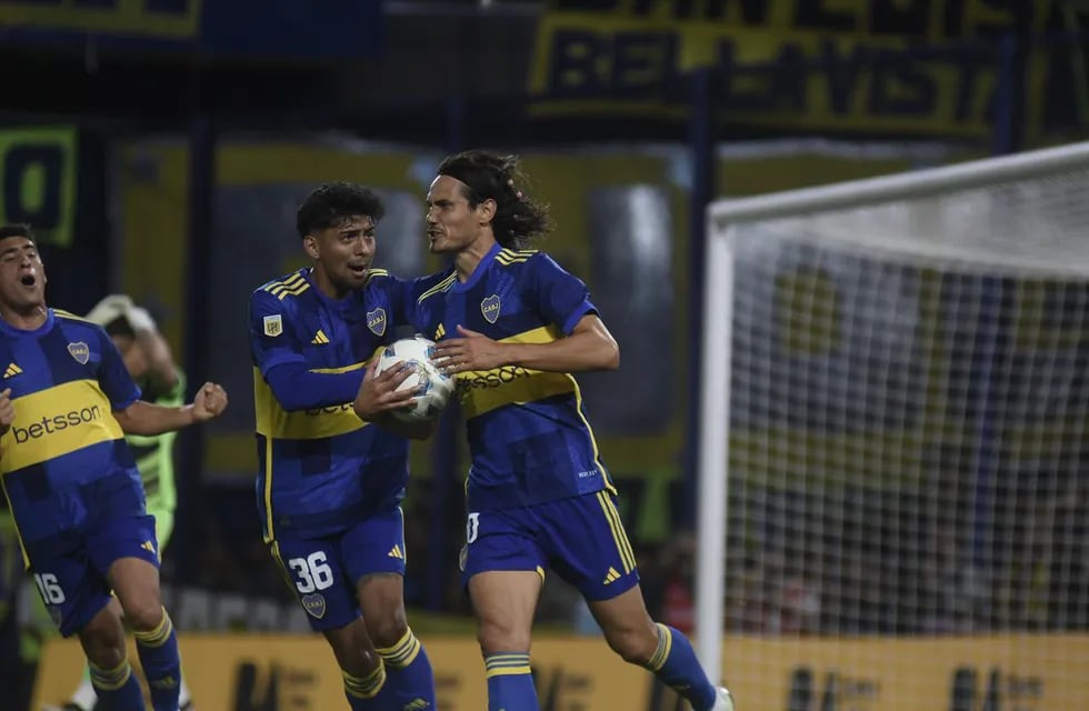 Cavani puso de penal el 1-1 entre Boca y Belgrano en La Bombonera. (Federico López Claro / La Voz)