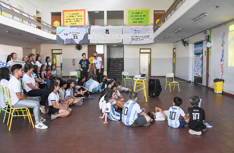 Niños y docentes de la escuela Quintana vieron el partido con una netbook y un proyector. Foto: Mariana Villa / Los Andes