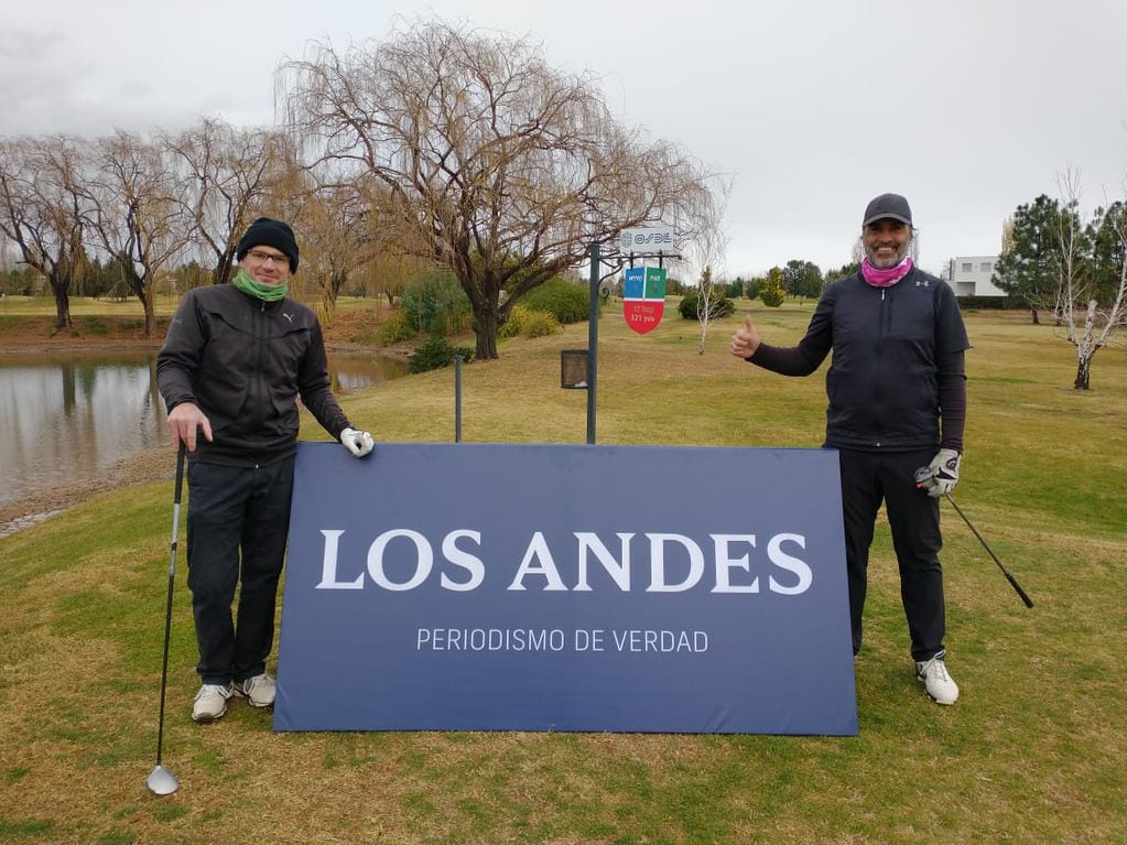 Abrigados pero felices, dos compañeros en la Copa Amistad Los Andes