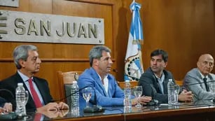 Sergio Uñac con las autoridades con las que firmó el convenio para que se instale la agencia nacional.