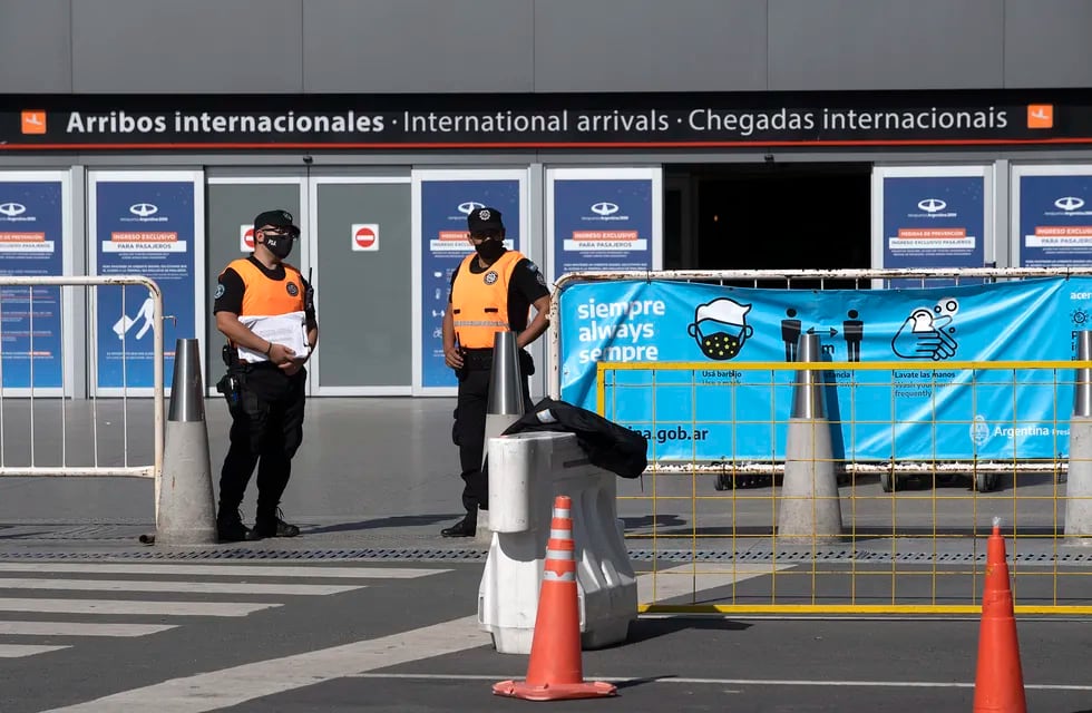 Aeropuerto internacional de Ezeiza, única estación habilitada para salir al exterior (Clarín)