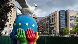 En Bruselas. Una estatua con la bandera de la UE y la paloma de la paz frente al Parlamento Europeo (AP).