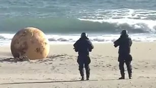 Misterio. El extraño objeto apareció en una playa de la ciudad de Hamamatsu, ubicada en la prefectura de Shizuoka. (Captura de video)