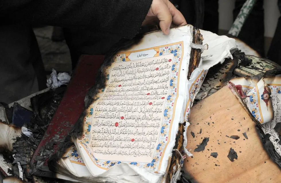 Un ejemplar quemado del libro sagrado musulmán.