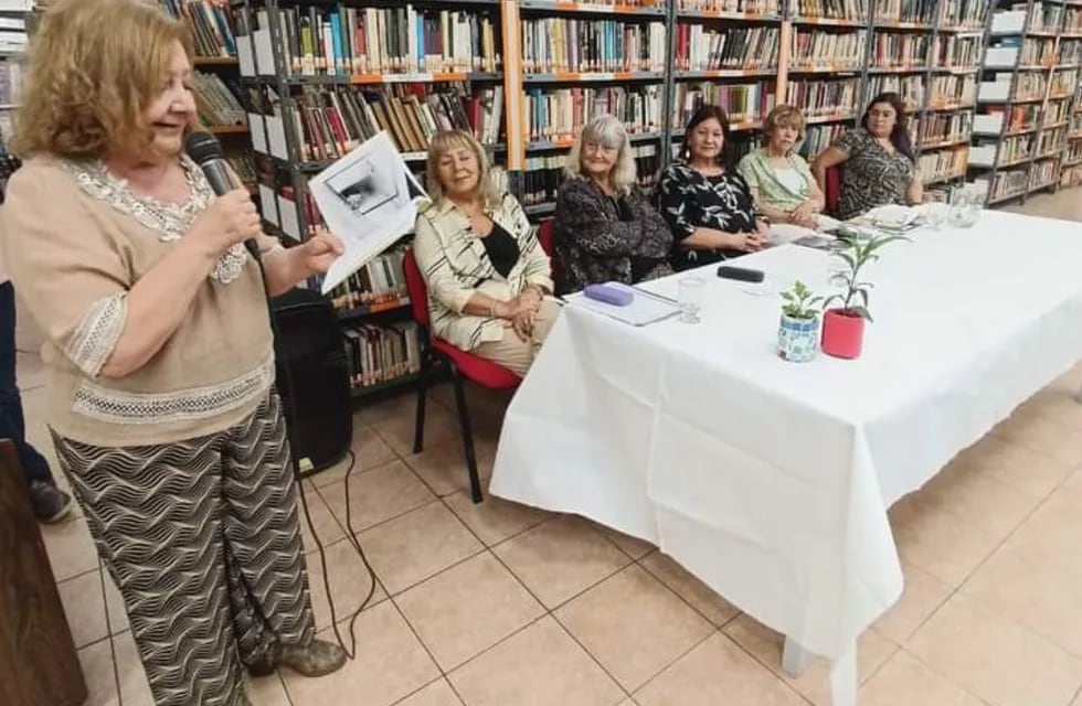 Durante el acto en la Alberdi, de Luján de Cuyo, Margarita Freire lee un poema; a su lado la poetas homenajeadas, María Ester Funes, Ester Vida, Nancy Berrondo, Raquel Aznar y Greta Martínez.
