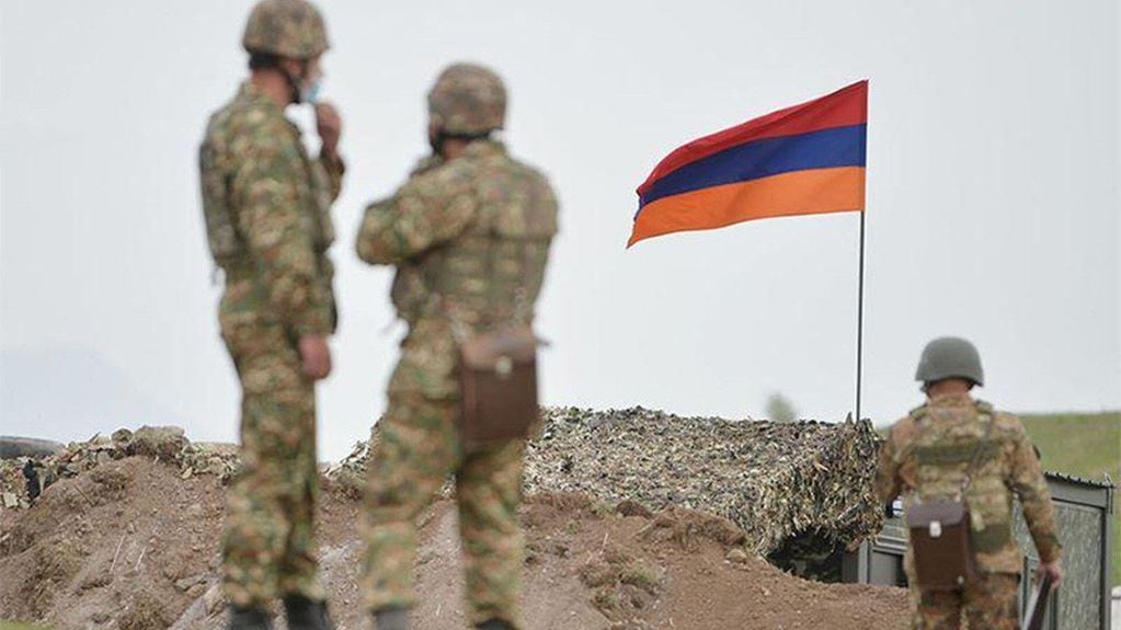 Soldados en un puesto fronterizo junto a la bandera de Armenia.