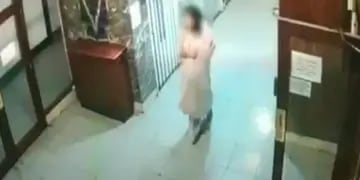 Las cámaras de seguridad de un edificio captaron cuando la chica salió en búsqueda de ayuda