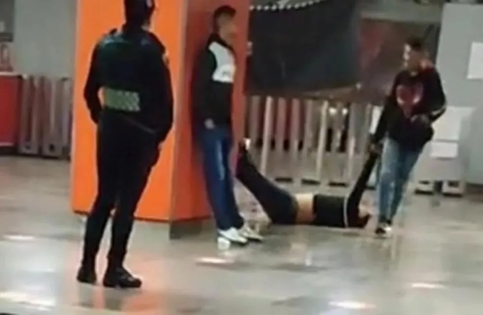 Se emborrachó y sus amigos lo arrastraron por el Metro de México. Foto: Web