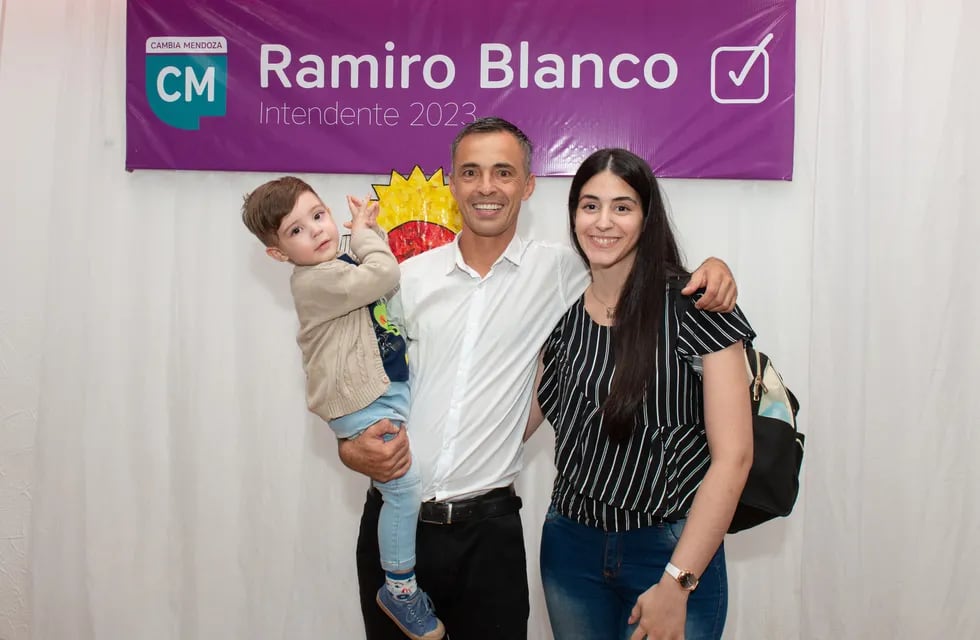 El candidato a intendente de La Paz, junto a su familia.