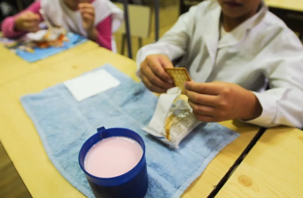 La DGE promete que la copa de leche se regularizará con el aumento de la presencialidad en las escuelas. Clarín