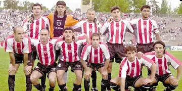 San Martín fue el equipo mendocino que más lejos llegó en la temporada 2000-01. Quedó eliminado en semifinales. Campañón.