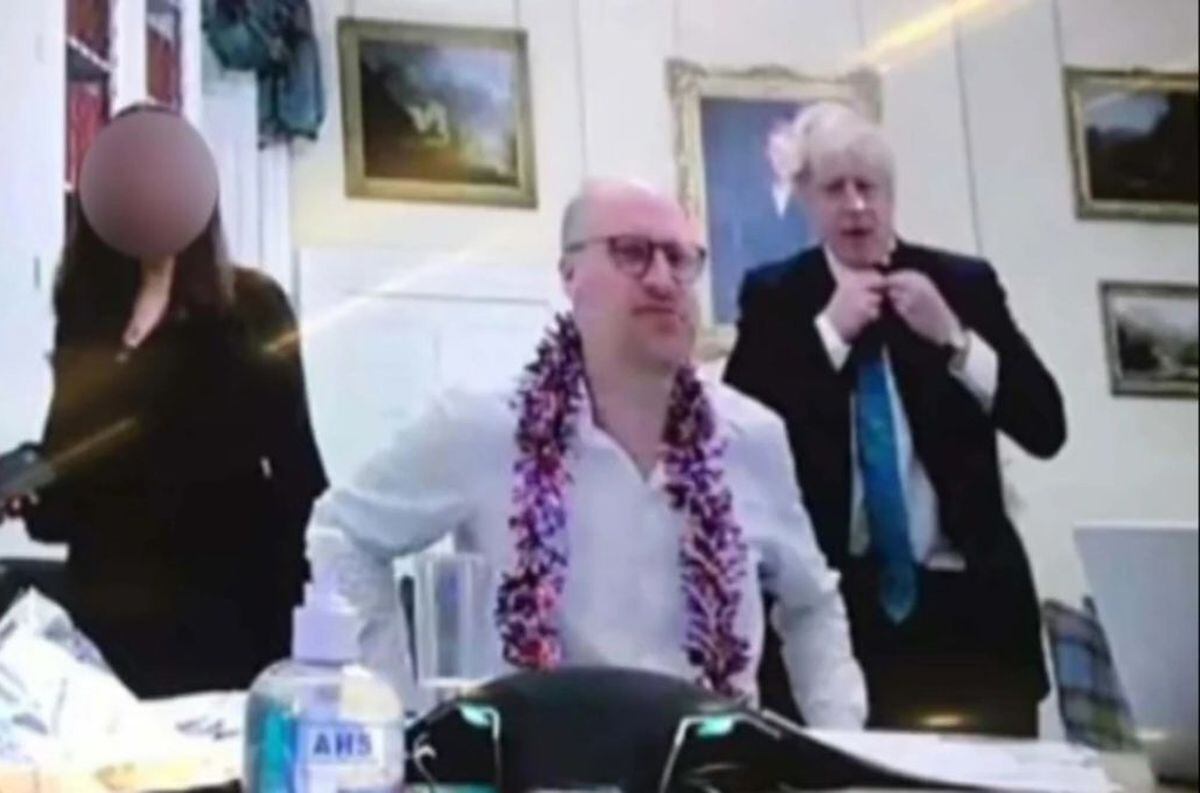 Boris Johnson en imágenes durante una de las fiestas celebradas en pleno aislamiento total en Reino Unido