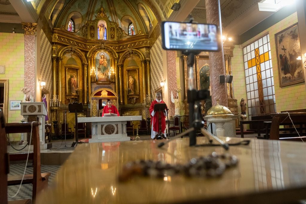 Mendoza, 10 de abril de 2020 

En la Catedral Nuestra Señora de Loreto se realizó la tradicional Celebración de la Cruz y se transmitió en vivo por Facebook e Instagram.

Foto: Ignacio Blanco / Los Andes