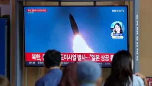 Lanzamiento de misil coreano, televisado. (AP / Lee Jin-man)