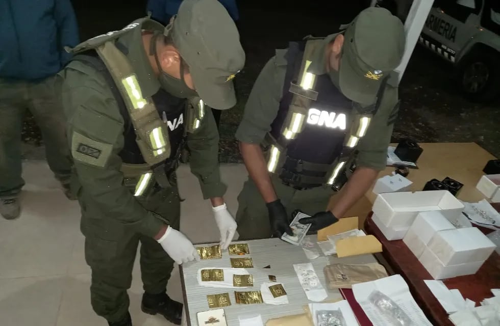 Gendarmería nacional secuestró en total 10 láminas de oro dentro de la faja del auto.