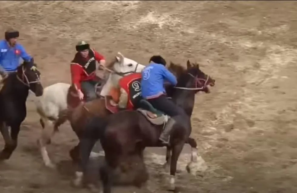 El violento juego consiste en llevar el cadáver de una cabra hasta un aro. Foto: Captura YouTube.