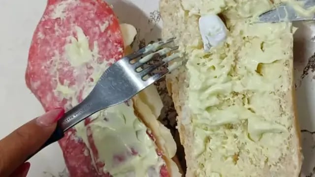 Un hombre llevó un sándwich de salame relleno con cocaína