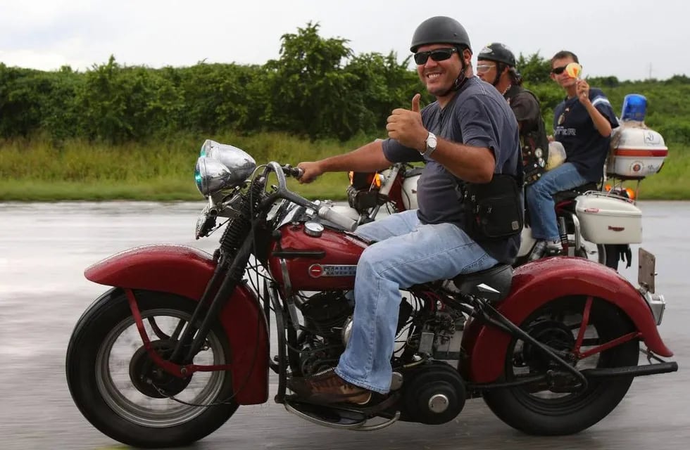 El hijo del Che abrió “La Poderosa Tour” y pasea a los turistas en moto por Cuba