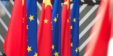 Banderas de China y UE
