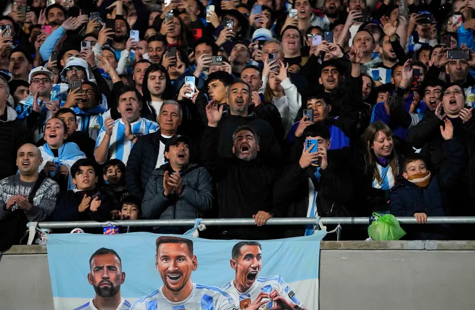 Hinchas de Argentina alientan a la selección antes de un partido de la eliminatoria mundialista ante Ecuador, el jueves 7 de septiembre de 2023, en Buenos Aires (AP Foto/Natacha Pisarenko)