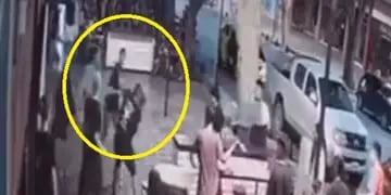 Videos de la violenta secuencia: así fue el momento en que golpean a una moza en la Arístides. Foto: Captura Video.