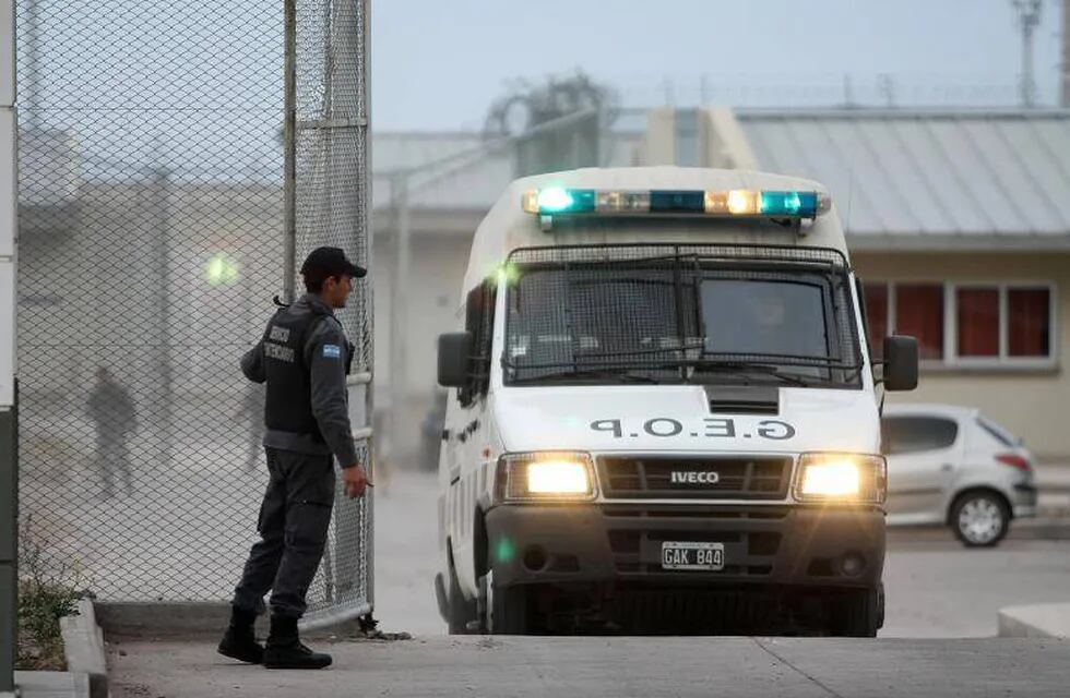Dos penitenciarios estuvieron más de 9 horas como rehenes de once presos que buscaron negociar con autoridades. Foto: Los Andes
