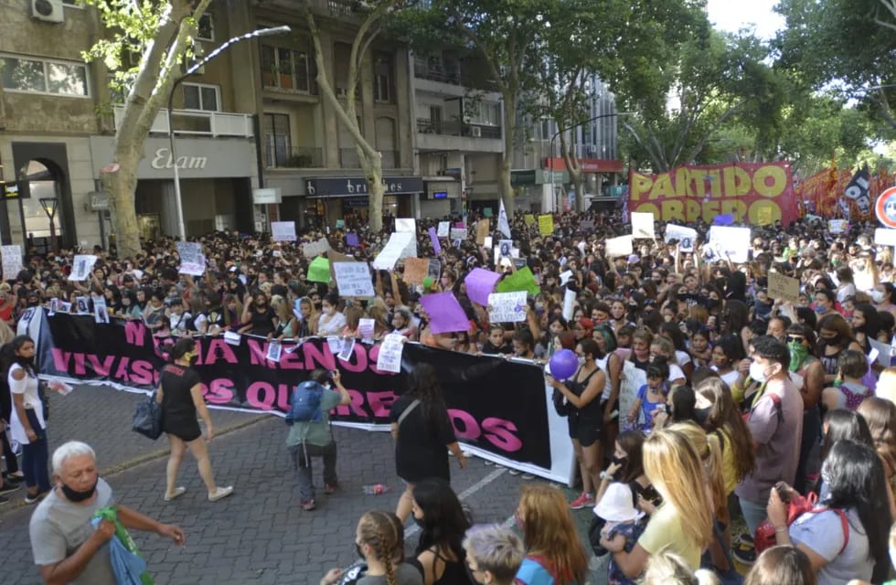 Una multitudinaria manifestación para pedir justicia por el femicidio de Florencia Romano recorrió las calles del centro de Mendoza. Nicolás Ríos / Los Andes