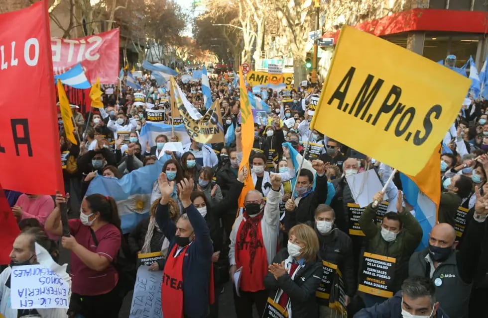 Los sindicatos se concentraron el viernes en el kilómetro 0 en contra de la propuesta salarial del Gobierno. Ignacio Blanco / Los Andes