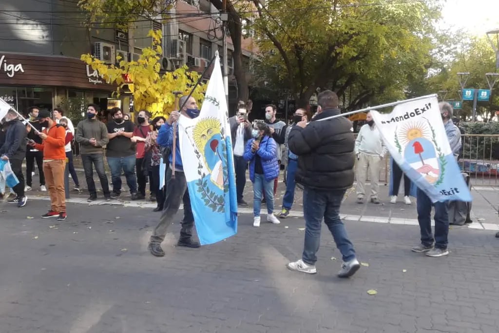 Marcha del #25M: decenas de personas se manifestaron en Mendoza contra las nuevas restricciones