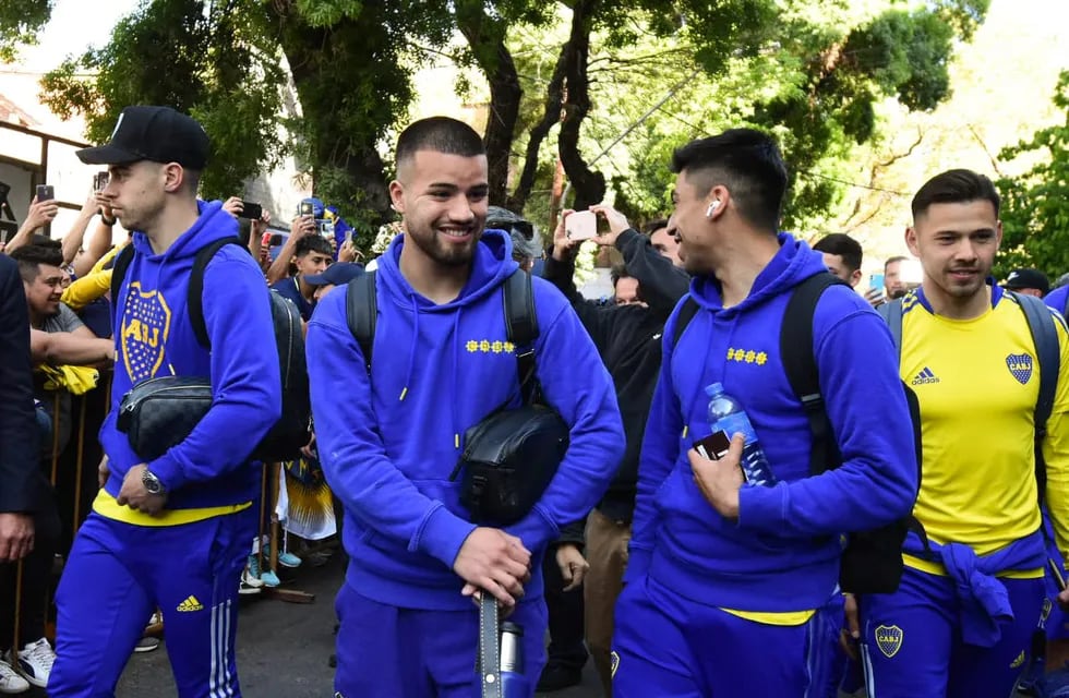 Los jugadores de Boca interactuaron con los hinchas mendocinos que se acoplaron en la puerta del Hotel. / Mariana Villa (Los Andes).